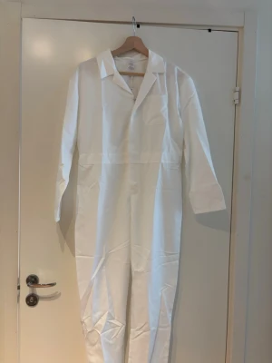 Vit långärmad jumpsuit med krage - Vit studentoverall i storlek xs/s!