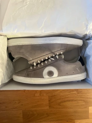 Oliver cabell low 1 | fog - Helt nya och oanvända Oliver cabell low 1 ”fog” från förra året som bara vart i lådan utan att komma till användning, köpta från deras egna hemsida från usa me väldigt dyr tull avgift på ~800kr därav priset, skriv vid frågor 😇strl 45 