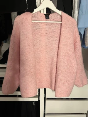 Cardigan rosa lindex - Rosa cardigan kofta från Lindex. Storlek M/L. Men sitter som xs/s, som jag alltid har. Aldrig använd men ingen prislapp kvar. Säljer samma i grå.