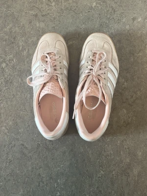 Adidas gazelle - Superfina adidas gazelle i rosa färg. Säljer då jag inte fått så mycket användning för just denna färgen. I övrigt väldigt fina och sköna skor! Endast använda ett fåtal gånger. 