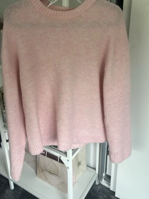 Premium Quality stickad  - Premium quality stickad tröja från Gina Tricot, rosa. Tecken på användning, liiite nopprig men inga synliga. Storlek S