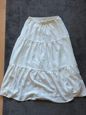 Vit Långkjol från SHEIN  - Super bra skick, storlek S