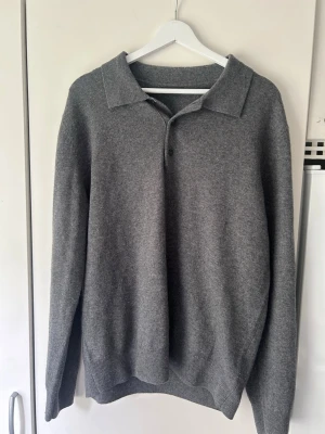 Stickad tröja från Massimo Dutti - En mörkgrå stickad tröja från Massimo Dutti. I bra skick och använd fåtal gånger. Storlek M. Nypris 700kr.  säljs för 249