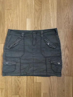 cargo kjol - kjol från edc by espirit i 2000s stil med många fina fickor som går att öppna storlek 38, midjemått: 42cm och längd: 38cm obs! katt finns i hemmet🤍