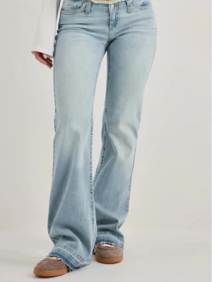 Jättefina jeans!🤍🩵👖 - Jätte söta jeans från Nelly! Använd få gånger. Köpta för 700💞 säljer då de är för korta🥹 pris kan diskuteras. Osäker om de är i 36 eller 38 men tror 36/ short