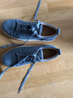 Blåa skor röd sula - Blåa skor med röd sula,perfek för sommaren och det bästa priset på man kan hitta för skicket. Vid funderingar så är det bara att fråga.