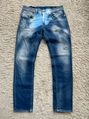 Ljusblå slitna Dondup George jeans - Ljusblå slitna och tvättade Dondup George jeans Inga defekter Storlek 35 men sitter som 32 ungefär Hör av er vid frågor!🙌