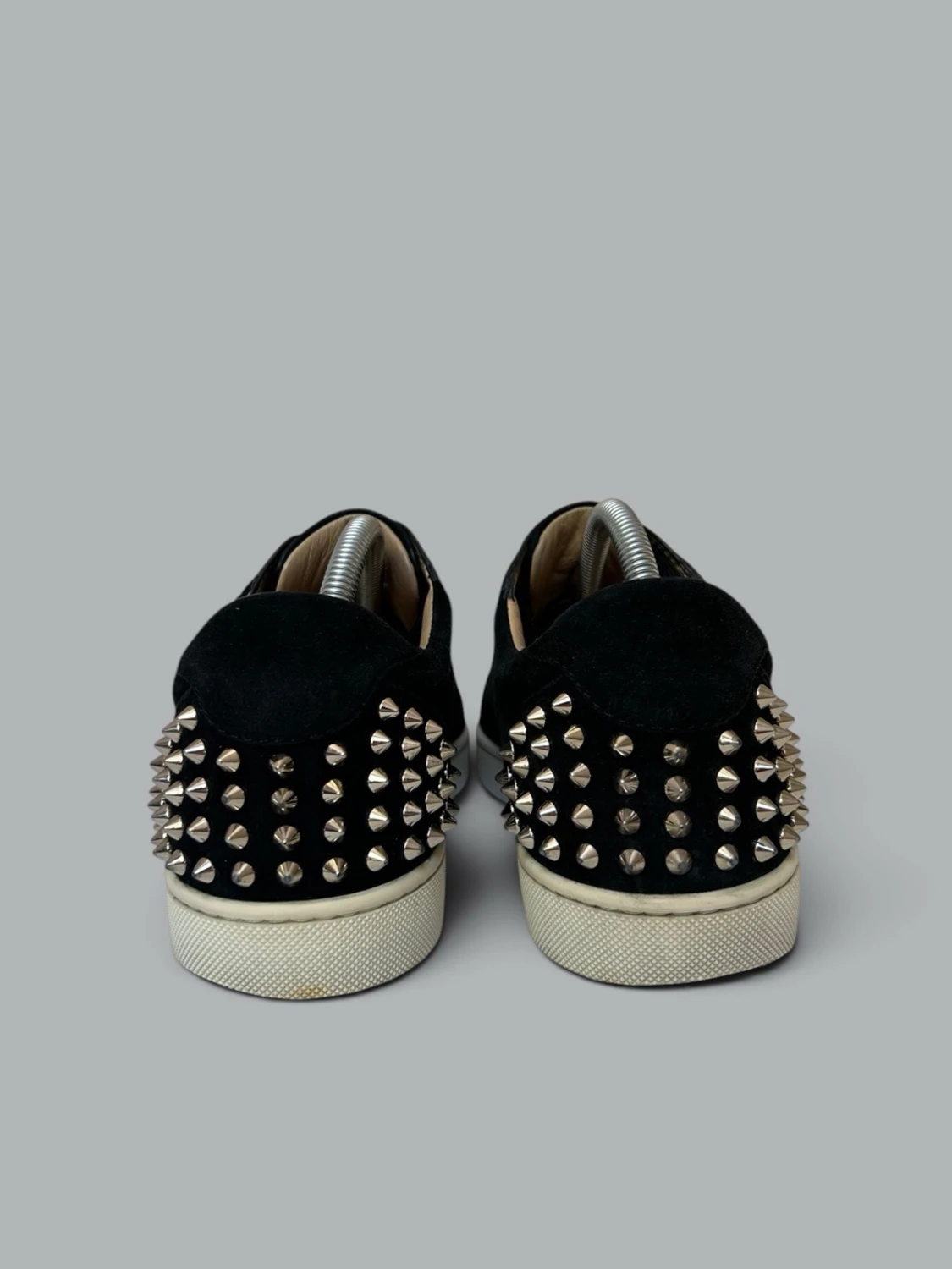 Louboutin Seavaste Skor I Svarta Mocka Silverfärgade Spikar - 4