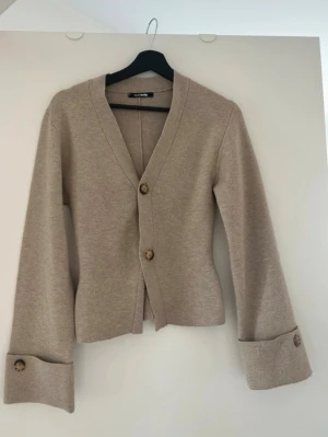 Brun figursydd kofta  - Jättefin brun figursydd kofta från Gina Tricot💖 Säljes då den tyvärr inte kommer till användning.