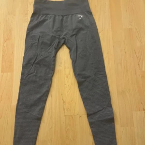Gymshark träningstights - Träningsbyxor från gymshark i supersnygg blå/grå färg, hittar inte någon prislapp men passar xs/s