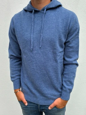Kashmir/Merino hoodie - Blå Kashmir/Merino hoodie | Storlek M | Modellen är 177cm lång, passar lite längre | Endast testad, därför grymt skick | Hör av dig vid frågor🌟