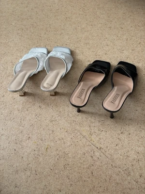 Två par trendiga slip-in sandaler - Säljer två par slip-in sandaler med smal klack och fyrkantig tå. Båda är från SHEIN och kostar runt 200 styck men jag säljer båda två tillsammans för 150kr. De är helt oanvända säljer de för att de inte kommer till användning hos mig🥲de är super fina och bekväma att gå i 