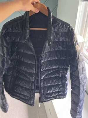 Moncler acorus dun - Säljer min morfars gamla moncler jacka till ett billigt pris, varan är självklart äkta och är en äldre modell köpt länge sen. Den passar en L-XL och är i fint skick. Pris går att förhandlas, behöver pengar snabbt inför studenten.
