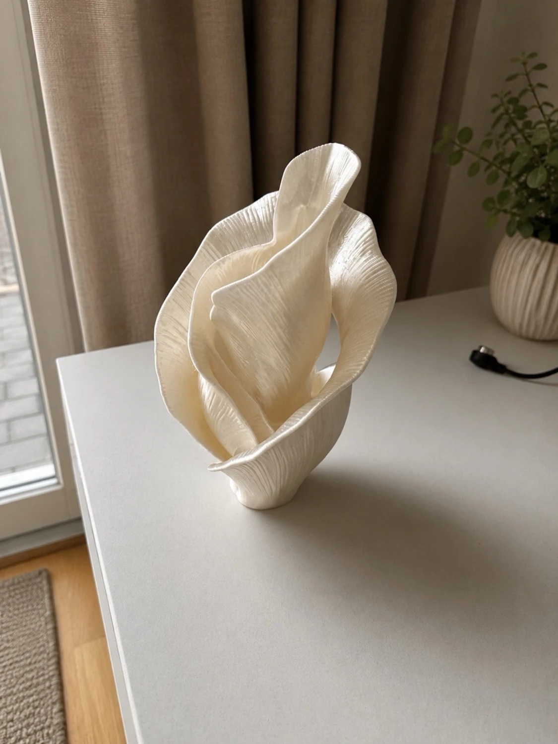 Vit dekorativ skulptur i modern design