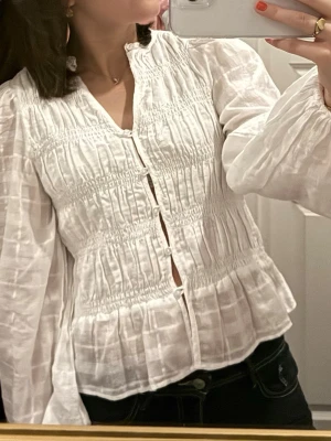 Vit blys - Såå söt vit långärmad blus från Gina! Jätte enkel och fin, andvänd en gång! Passar S/XS💞