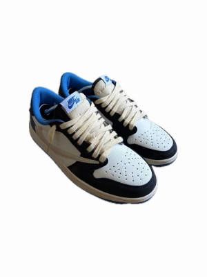 Nike Travis Scott Skor - Ett par riktigt snygga Travis Scott skor som är helt sprillans nya för endast 899kr. Helt sjukt bra och Priset är inte ens hugget i sten, så fråga bara om det är något!