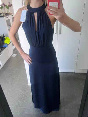Marinblå långklänning/balklänning - Snygg marinblå långklänning från VILA (helt ny med prislapp på)⭐️💙 Nypris: 700kr, pris kan diskuteras 💕