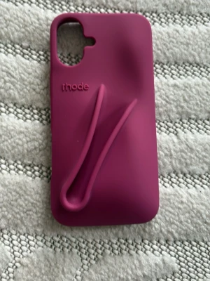 Rhode skal - Iphone 16plus, med lipgloss