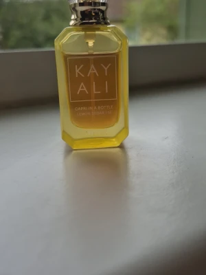 Kayali Capri In A Bottle  - Kayali Capri In A Bottle Lemon Sugar 11. 10 ml från början, se bilder hur mycket som är kvar. Förvarats svalt & mörkt.