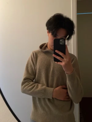 Beige hoodie i mjukt material - Säljer en beige hoodie med klassisk passform. Jag köpte den själv för 900 kr men den är liten på mig! Passar för dig som är mellan 10-16 år! Kan alltid diskutera om priset eller annat! Den är helt ny och inga smuts eller slitage!