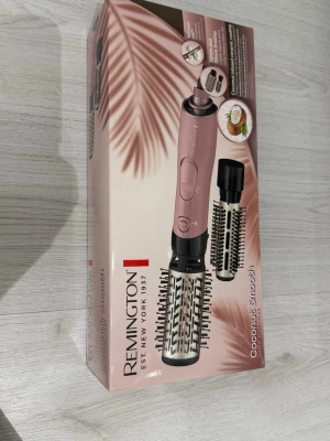 Remington Coconut Smooth varmluftsborste - Säljer en Remington Coconut Smooth varmluftsborste i rosa med svarta och silverfärgade detaljer. Borsten har utbytbara borsthuvuden och är designad för att ge håret en slät finish. Perfekt för styling och enkel att använda tack vare sin ergonomiska form.