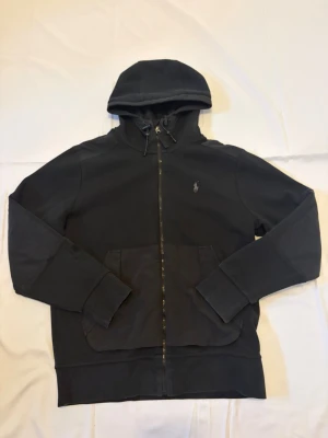 Svart cardigan från Polo Ralph Lauren - Säljer denna sjukt feta cardiganen från Ralph lauren då jag tyvärr växt ur den. Perfekt för våren och sommar kvällarna. Ny pris: 2599  Mitt pris: 899
