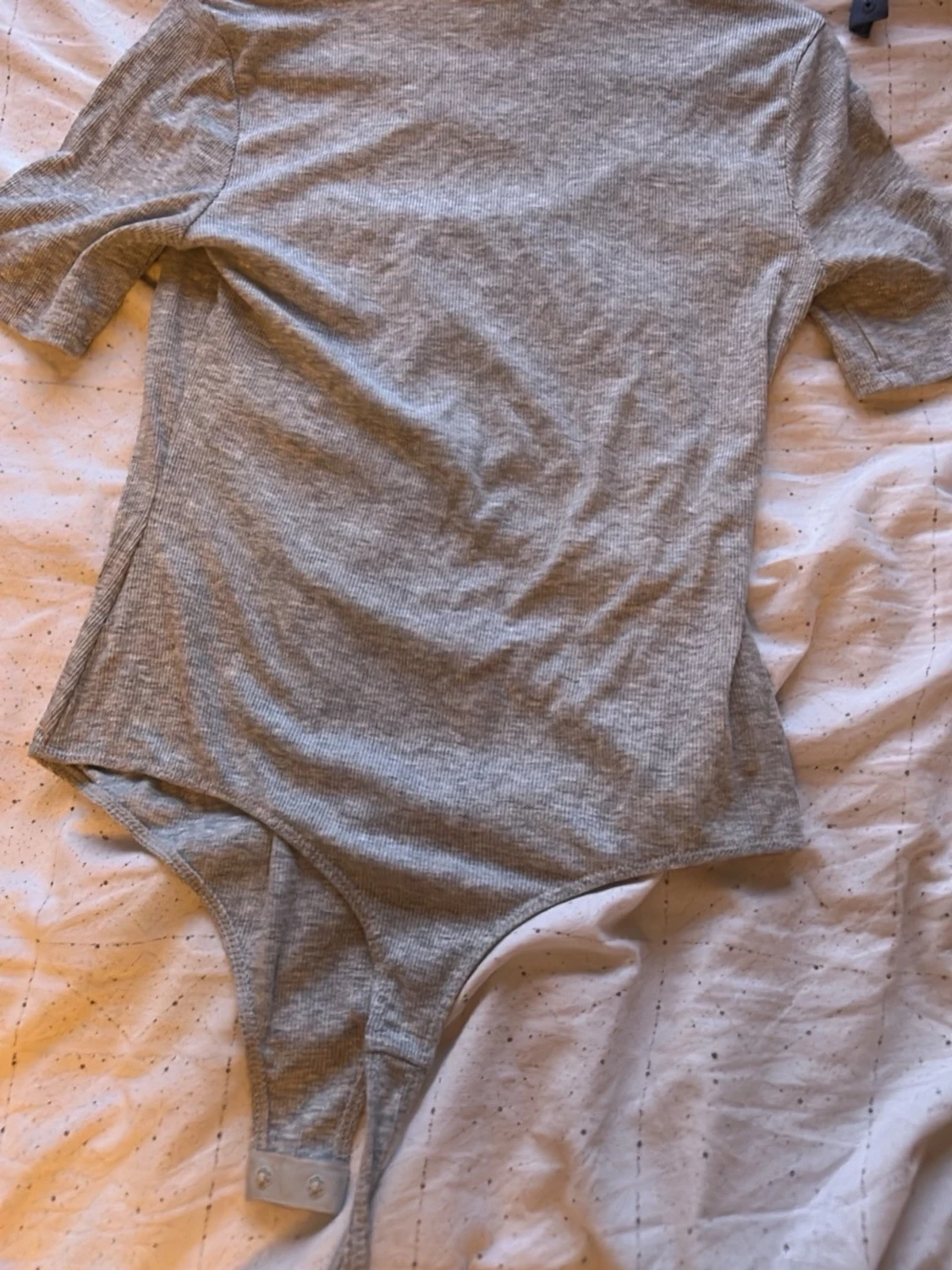 Grå ribbad body med kort ärm - 1