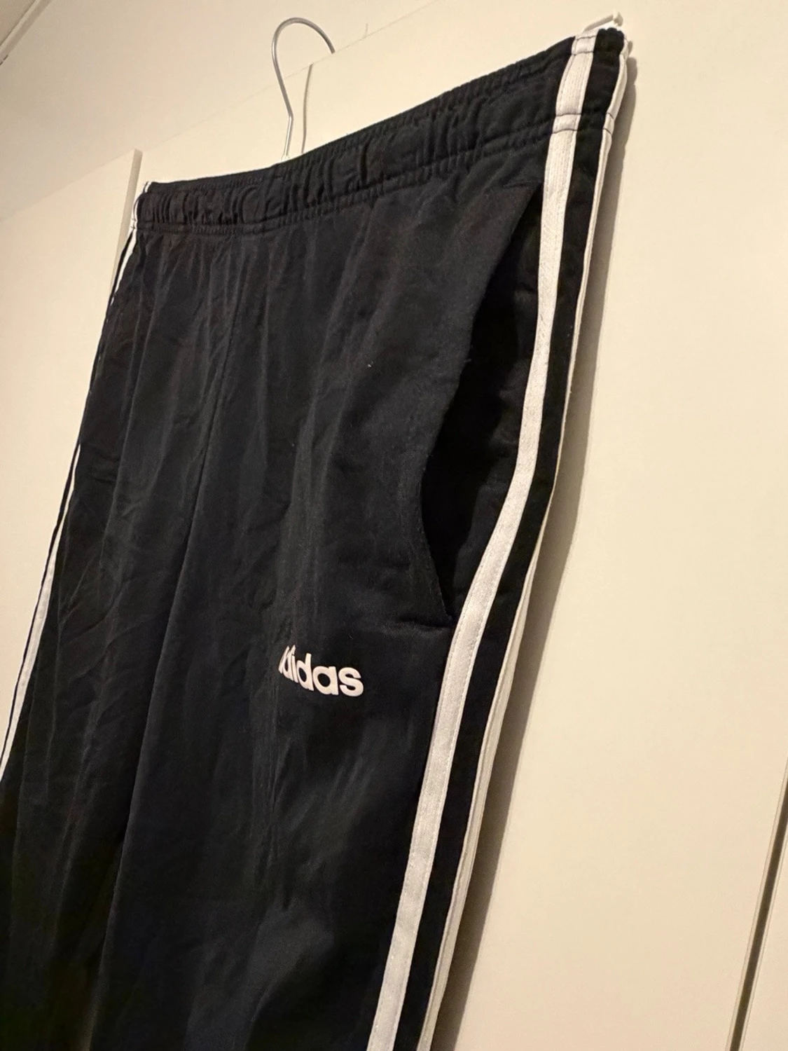 Svart Adidas träningsset med vita ränder - 2