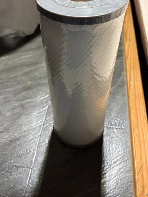 Spa filter Viskan spa - Cylindrisk vattenfilterpatron i vit plast med grå ändar. Ytan har ett mönster som påminner om vävd struktur. Perfekt för vattenrening eller filterbyten i hushåll eller akvarium.