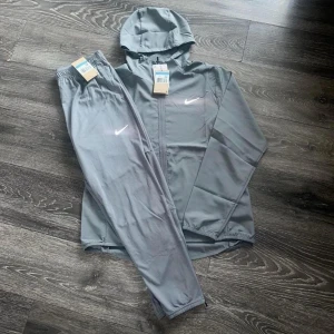 Grå Nike trackie - En grå helt ny tracksuit som kommer med tags och passar dig som är runt 180