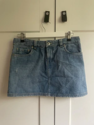 Jättefin jeanskjol  - Jättefin jeanskjol i toppen skick ☺️ Den är köpt begagnad därav vet jag inte märket (se lappen på bild) 💕
