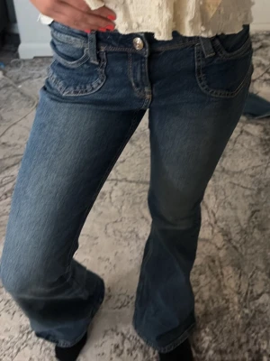 Söta HM jeans - Fina low/mid waist bootcut jeans med söta fickor från HM , strl 36/S💘 kolla sista bilden för att se slitningarna där nere <3
