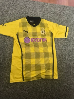 Lewandowski Dortmund  - Säljer en Robert lewandowski tröja från Dortmund oanvänd i mycket bra skick.