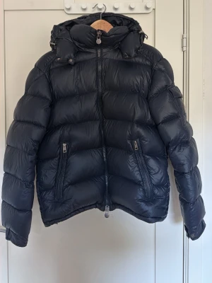 Moncler maya - Fet moncler maya som är bra för kalla sommar kvällar vintern och hösten. riktigt skön jacka har använts få tal gånger men har en defekt på ärmen. vid snabb affär kan priset diskuteras. Ställ gärna frågor vid fönderingar