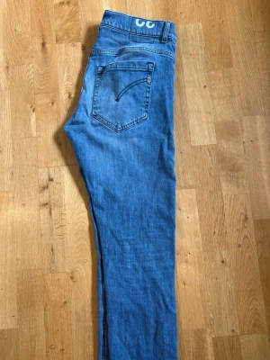 Dondup jeans  - Snygga dondup jeans i bra skick strl 32, modellen är George.