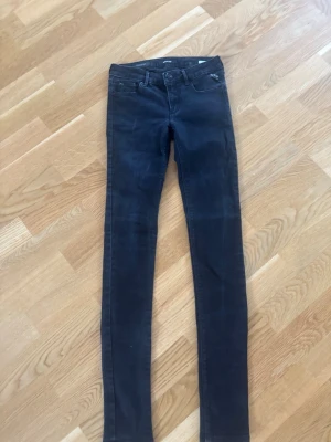 Svarta jeans från replay - Replay jeans för 13-14 år nästan helt nytt skick 