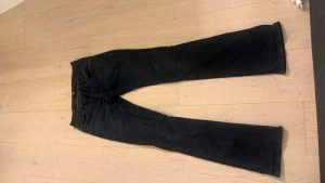 Svarta bootcut jeans från LTB (Lågmidjade) - Säljer ett par svarta bootcut jeans från Valerie. Jeansen har klassisk femficksdesign, normal midja och är tillverkade i ett mjukt denimtyg. Snygg passform med lätt utsvängda ben som ger en trendig siluett.