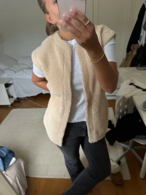 Beige teddyväst  - Så snygg!!