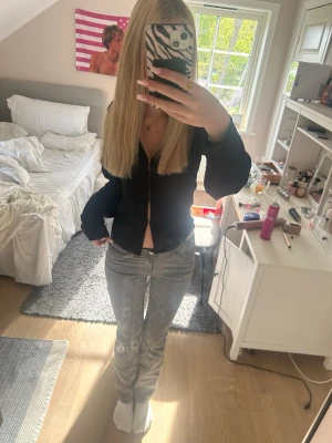 Gråa bootcut jeans från Lindex - Snygga gråa jeans från Lindex med rak passform och klassisk femficksdesign. Jeansen har en något tvättad look och normal midja, perfekta för en avslappnad och trendig stil.