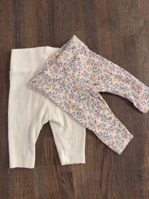 Två par leggings med blommigt och vitt - H&M trousers, size 56 0-1month. 