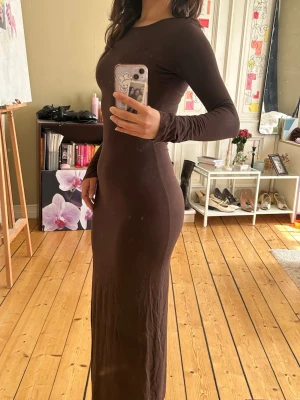 Brun långärmad maxiklänning - Brun figurnära långklänning med långa armar från GinaTricot 🤎 Passar storlek XXS-XS 🧸