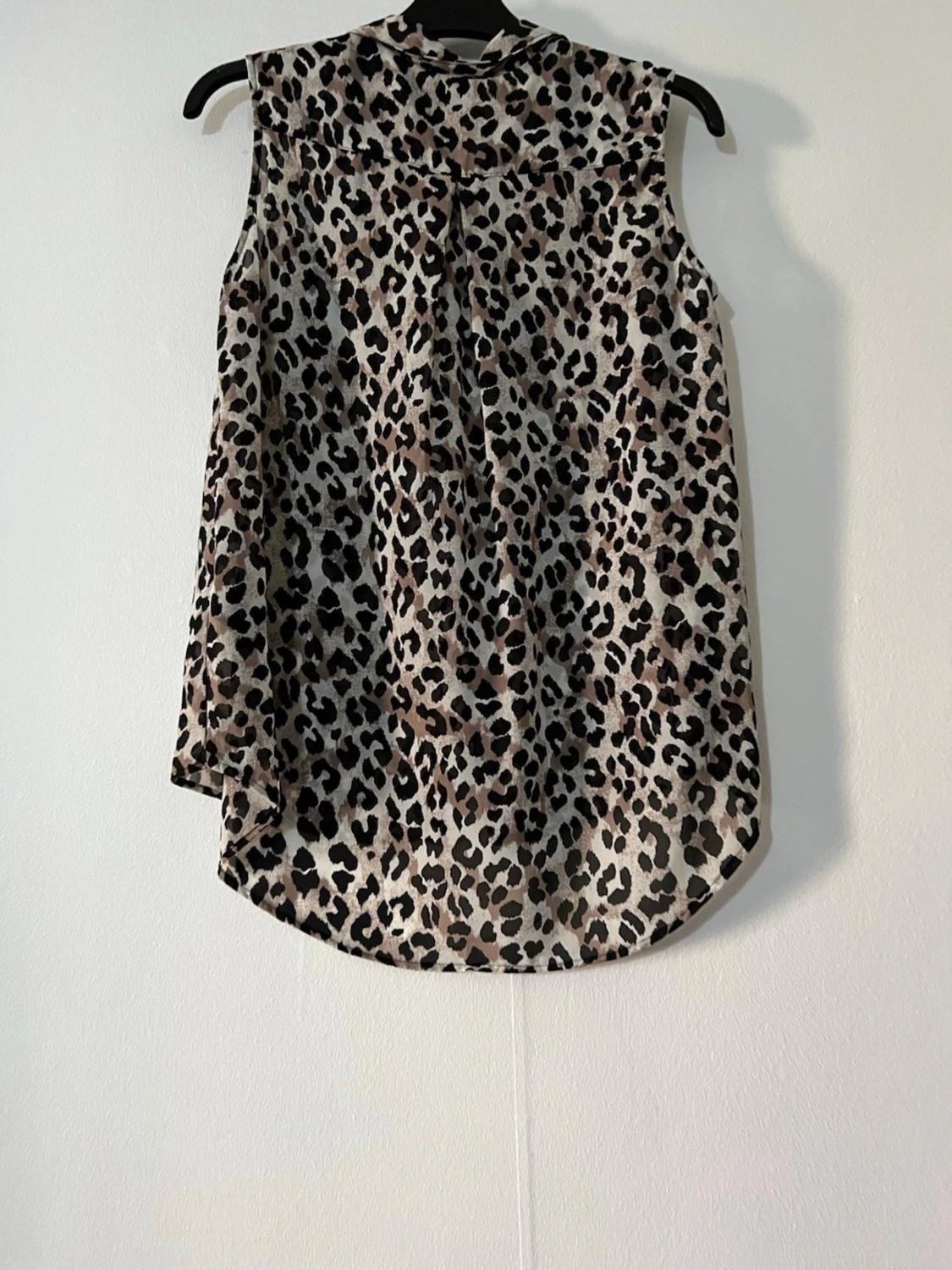 Ärmlös leopardmönstrad blus - 1