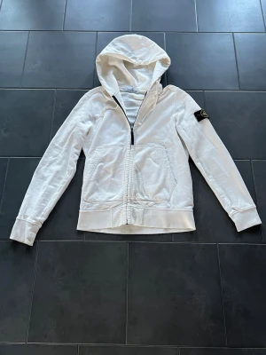 Stone island tröja  - Säljer min stone island zip då den inte används. Självklart äkta  Den är i fint skick och har inte några defekter. 