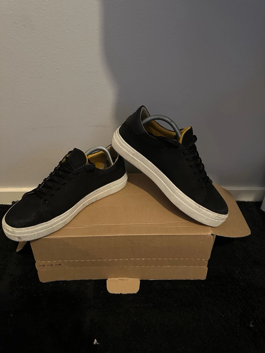 Svarta låga sneakers med vit sula