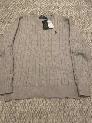 Polo sweater  - Polo sweater helt ny fint materia med posten och tagen säljs för att den kom i fel storlek S