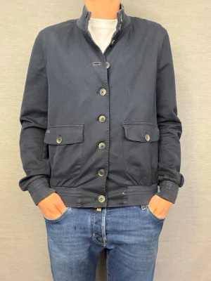 Italiensk cardigan M - Säljer denna supersnygga cardigan från italienska märket mason’s. Size 50 motsvarar M men passar även S. Skick 9/10 inga defekter. Köpt för 3300kr. Hör av dig vid frågor eller funderingar 💯