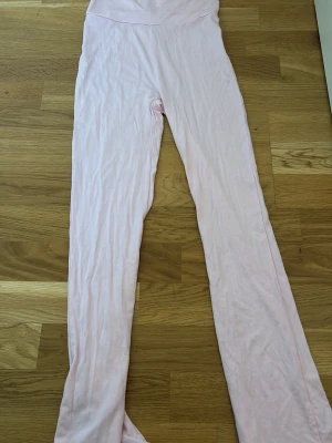Yoga pants  - Det är ett par ljus rosa byxor som har krympt i tvätten så dom är inte 160 längre. Man ska vika ner midjan 