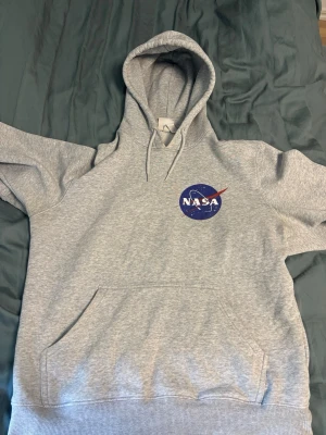 Grå NASA hoodie med tryck - Snygg grå hoodie med NASA-logga tryckt på 