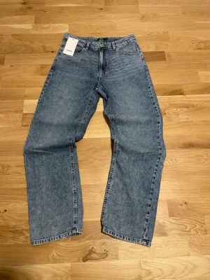 LMDT jeans - Säljer mina LMDT Jeans eftersom jag inte använde de nästen helt nytt skick 