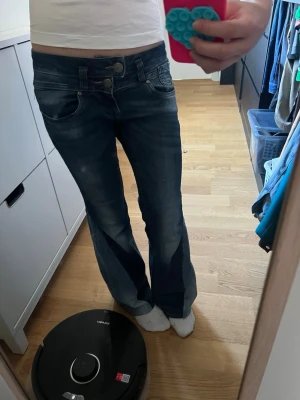  lågmidjade bootcut jeans - Jag säljer ett par jätte snygga lågmidjade bootcut jeans från Pulz jeans. De är även utsydda och har en snygg fade vid knäna. De är W27 i midjan och jag är 162 cm och de passar perfekt på mig i längden! Skriv om ni har några frågor eller undrar mått på jeansen!💕